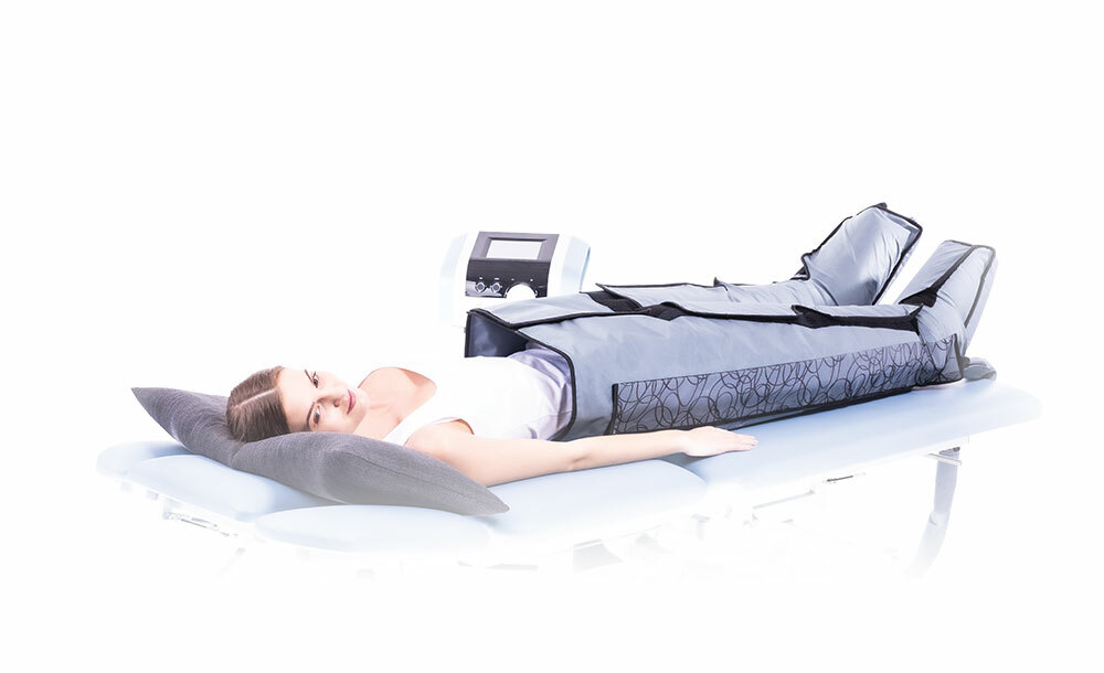 Séance de pressothérapie avec le système BTL Lymphastim et son pantalon de compression